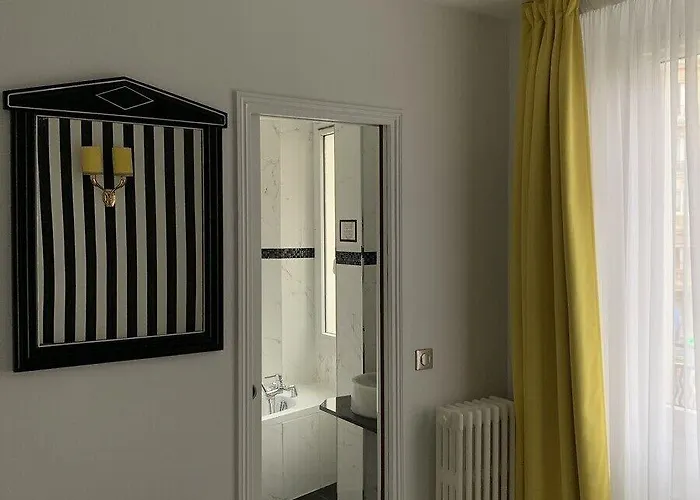 Riviera Elysees מלון 3*