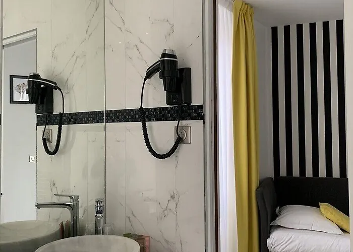 Riviera Elysees מלון 3*